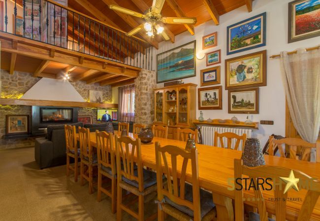 Rural house with pool for 8 persons in Santa Margalida, Mallorca 4 double bedrooms, 3 bathrooms, free WIFI, garden, pool, terrace, BBQ, children's area, central heating, AC in bedrooms.