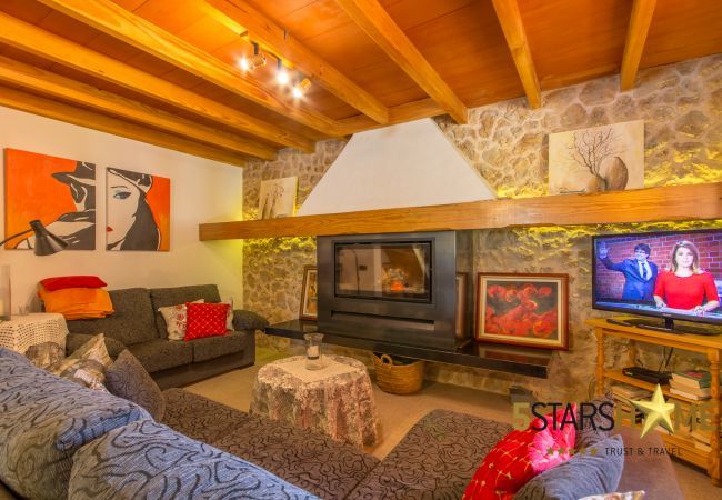 Rural house with pool for 8 persons in Santa Margalida, Mallorca 4 double bedrooms, 3 bathrooms, free WIFI, garden, pool, terrace, BBQ, children's area, central heating, AC in bedrooms.