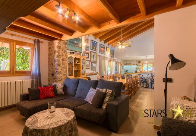 Rural house with pool for 8 persons in Santa Margalida, Mallorca 4 double bedrooms, 3 bathrooms, free WIFI, garden, pool, terrace, BBQ, children's area, central heating, AC in bedrooms.