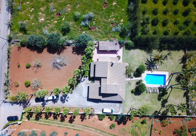Rural house with pool for 8 persons in Santa Margalida, Mallorca 4 double bedrooms, 3 bathrooms, free WIFI, garden, pool, terrace, BBQ, children's area, central heating, AC in bedrooms.