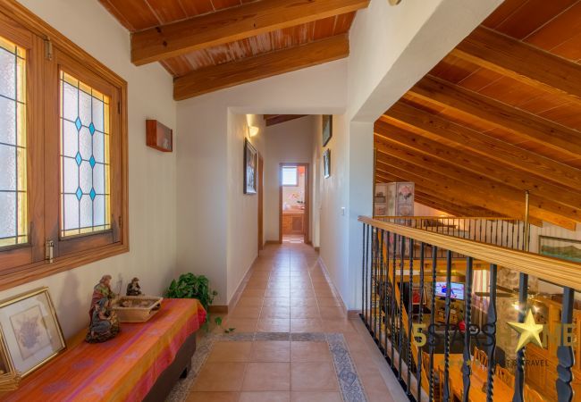 Rural house with pool for 8 persons in Santa Margalida, Mallorca 4 double bedrooms, 3 bathrooms, free WIFI, garden, pool, terrace, BBQ, children's area, central heating, AC in bedrooms.