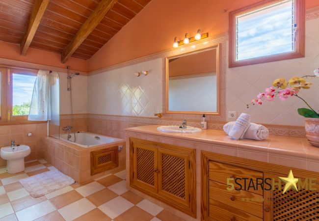 Rural house with pool for 8 persons in Santa Margalida, Mallorca 4 double bedrooms, 3 bathrooms, free WIFI, garden, pool, terrace, BBQ, children's area, central heating, AC in bedrooms.