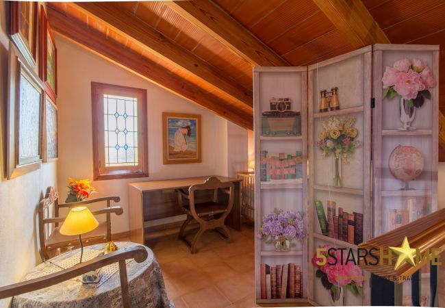 Rural house with pool for 8 persons in Santa Margalida, Mallorca 4 double bedrooms, 3 bathrooms, free WIFI, garden, pool, terrace, BBQ, children's area, central heating, AC in bedrooms.