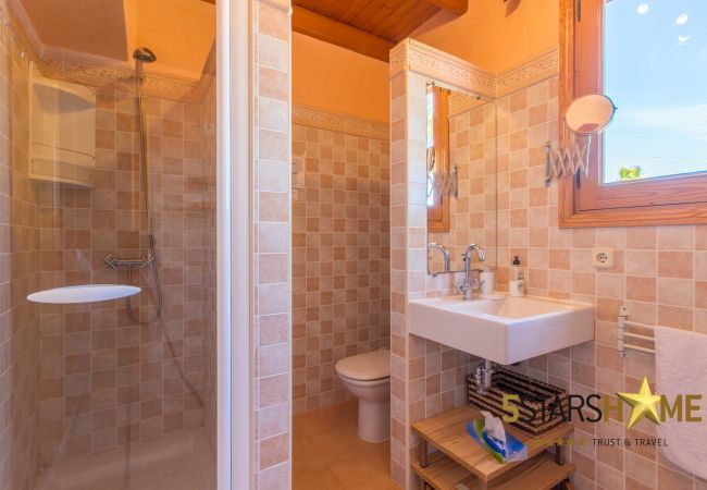 Rural house with pool for 8 persons in Santa Margalida, Mallorca 4 double bedrooms, 3 bathrooms, free WIFI, garden, pool, terrace, BBQ, children's area, central heating, AC in bedrooms.