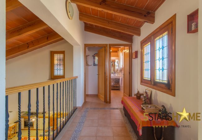 Rural house with pool for 8 persons in Santa Margalida, Mallorca 4 double bedrooms, 3 bathrooms, free WIFI, garden, pool, terrace, BBQ, children's area, central heating, AC in bedrooms.