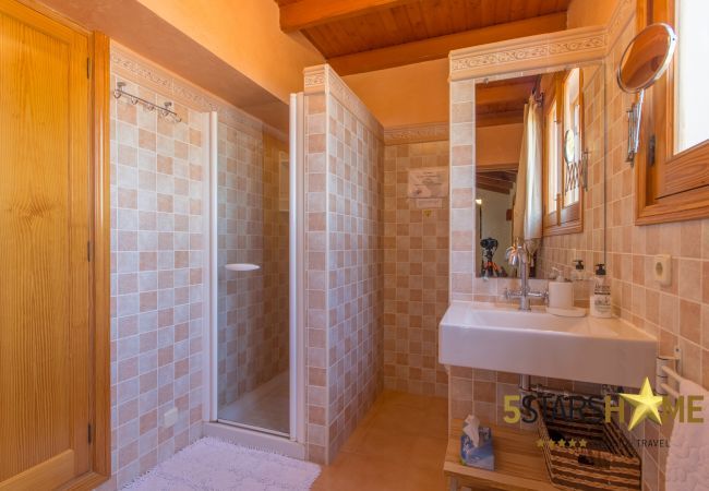 Rural house with pool for 8 persons in Santa Margalida, Mallorca 4 double bedrooms, 3 bathrooms, free WIFI, garden, pool, terrace, BBQ, children's area, central heating, AC in bedrooms.