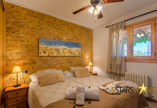 Rural house with pool for 8 persons in Santa Margalida, Mallorca 4 double bedrooms, 3 bathrooms, free WIFI, garden, pool, terrace, BBQ, children's area, central heating, AC in bedrooms.