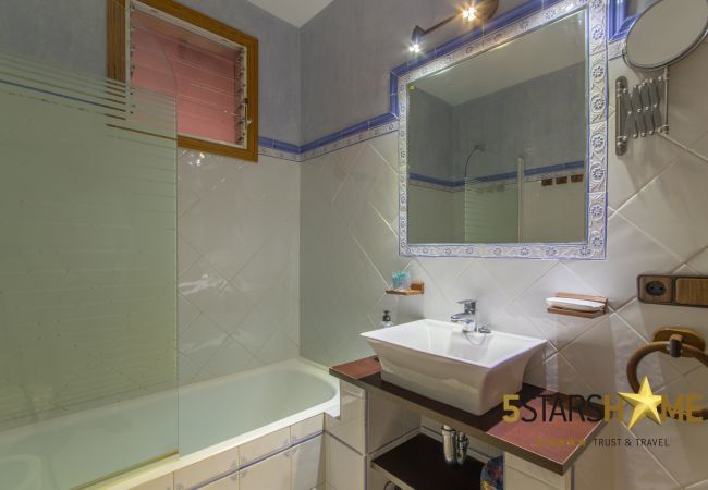 Rural house with pool for 8 persons in Santa Margalida, Mallorca 4 double bedrooms, 3 bathrooms, free WIFI, garden, pool, terrace, BBQ, children's area, central heating, AC in bedrooms.