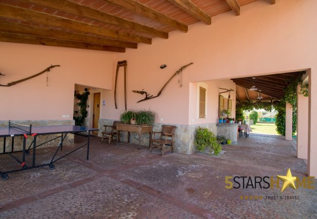 Rural house with pool for 8 persons in Santa Margalida, Mallorca 4 double bedrooms, 3 bathrooms, free WIFI, garden, pool, terrace, BBQ, children's area, central heating, AC in bedrooms.