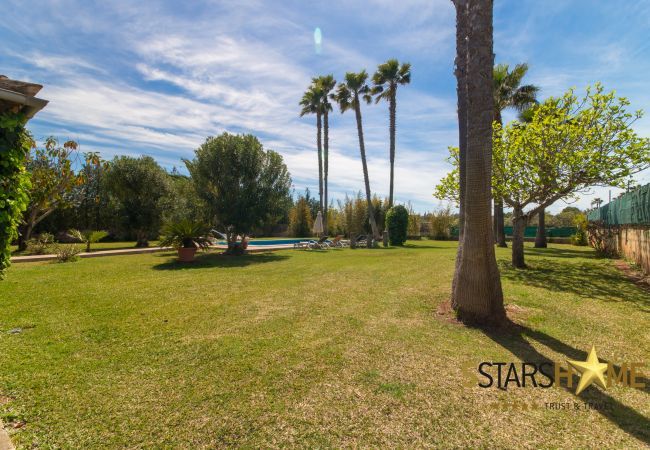 Rural house with pool for 8 persons in Santa Margalida, Mallorca 4 double bedrooms, 3 bathrooms, free WIFI, garden, pool, terrace, BBQ, children's area, central heating, AC in bedrooms.