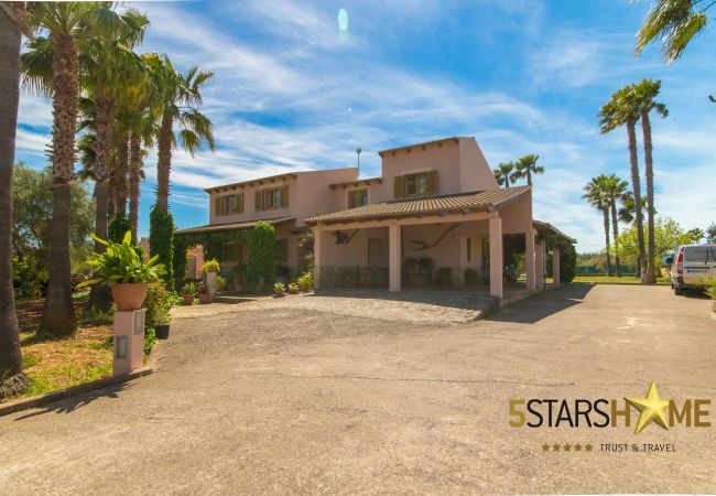 Rural house with pool for 8 persons in Santa Margalida, Mallorca 4 double bedrooms, 3 bathrooms, free WIFI, garden, pool, terrace, BBQ, children's area, central heating, AC in bedrooms.