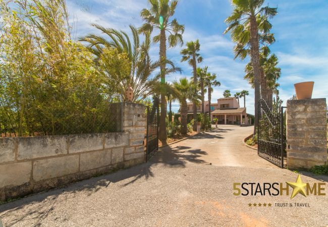 Rural house with pool for 8 persons in Santa Margalida, Mallorca 4 double bedrooms, 3 bathrooms, free WIFI, garden, pool, terrace, BBQ, children's area, central heating, AC in bedrooms.
