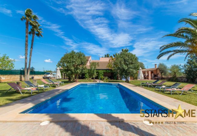 Rural house with pool for 8 persons in Santa Margalida, Mallorca 4 double bedrooms, 3 bathrooms, free WIFI, garden, pool, terrace, BBQ, children's area, central heating, AC in bedrooms.