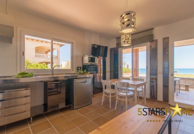 Beach house for 10 adults and babies in Son Serra de Marina. 5 DBR, 3 bathrooms, 1 full outdoor bathroom, AC, free wifi internet, pool with barbecue terrace.