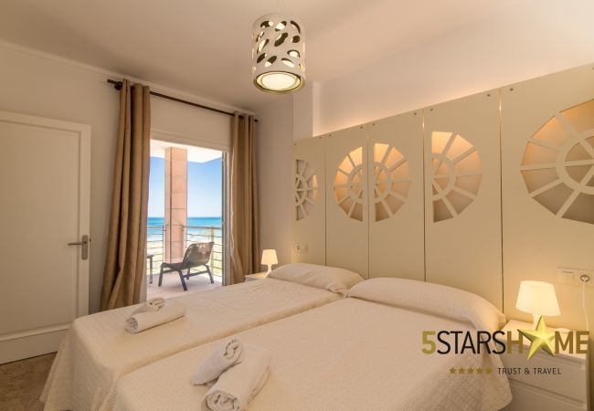Beach house for 10 adults and babies in Son Serra de Marina. 5 DBR, 3 bathrooms, 1 full outdoor bathroom, AC, free wifi internet, pool with barbecue terrace.