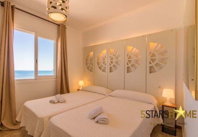 Beach house for 10 adults and babies in Son Serra de Marina. 5 DBR, 3 bathrooms, 1 full outdoor bathroom, AC, free wifi internet, pool with barbecue terrace.