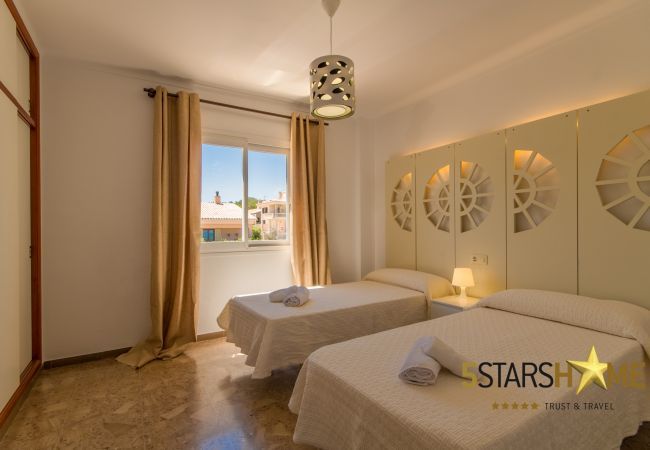 Beach house for 10 adults and babies in Son Serra de Marina. 5 DBR, 3 bathrooms, 1 full outdoor bathroom, AC, free wifi internet, pool with barbecue terrace.