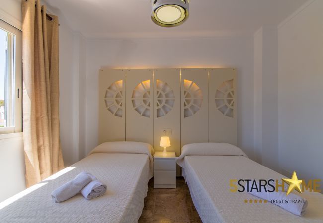 Beach house for 10 adults and babies in Son Serra de Marina. 5 DBR, 3 bathrooms, 1 full outdoor bathroom, AC, free wifi internet, pool with barbecue terrace.