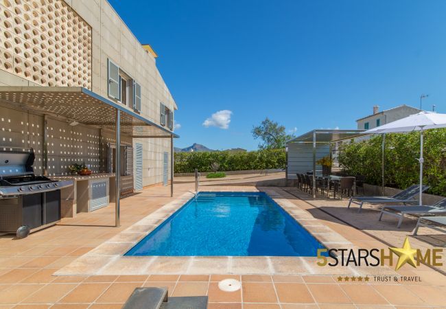 Beach house for 10 adults and babies in Son Serra de Marina. 5 DBR, 3 bathrooms, 1 full outdoor bathroom, AC, free wifi internet, pool with barbecue terrace.