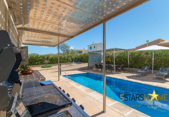 Beach house for 10 adults and babies in Son Serra de Marina. 5 DBR, 3 bathrooms, 1 full outdoor bathroom, AC, free wifi internet, pool with barbecue terrace.