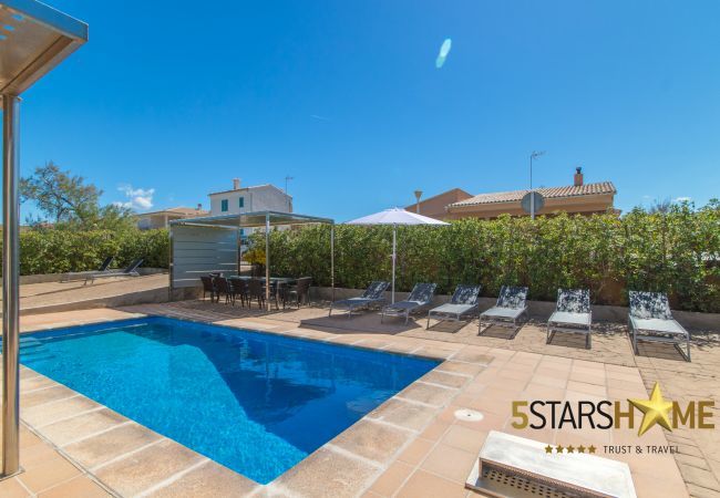 Beach house for 10 adults and babies in Son Serra de Marina. 5 DBR, 3 bathrooms, 1 full outdoor bathroom, AC, free wifi internet, pool with barbecue terrace.