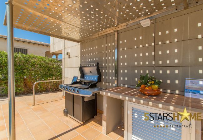Beach house for 10 adults and babies in Son Serra de Marina. 5 habitaciones dobles, 3 baños, 1 baño completo exterior, AC, internet wifi gratuito, piscina, terraza con barbacoa.