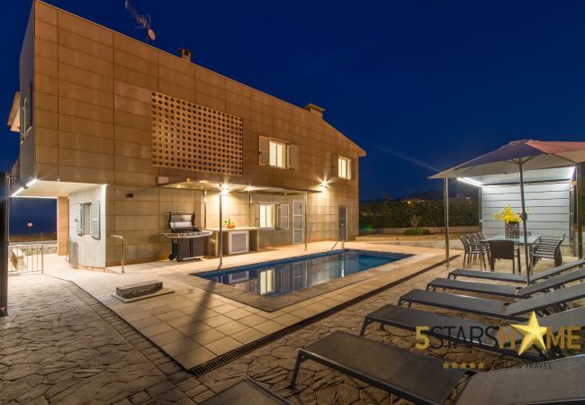 Beach house for 10 adults and babies in Son Serra de Marina. 5 DBR, 3 bathrooms, 1 full outdoor bathroom, AC, free wifi internet, pool with barbecue terrace.
