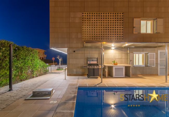 Beach house for 10 adults and babies in Son Serra de Marina. 5 DBR, 3 bathrooms, 1 full outdoor bathroom, AC, free wifi internet, pool with barbecue terrace.