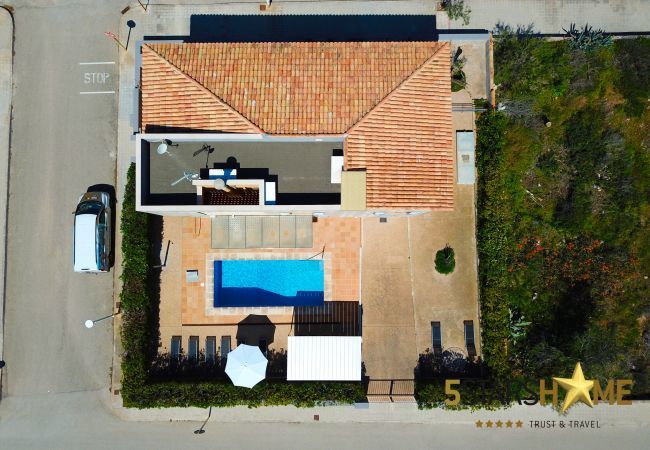 Beach house for 10 adults and babies in Son Serra de Marina. 5 DBR, 3 bathrooms, 1 full outdoor bathroom, AC, free wifi internet, pool with barbecue terrace.
