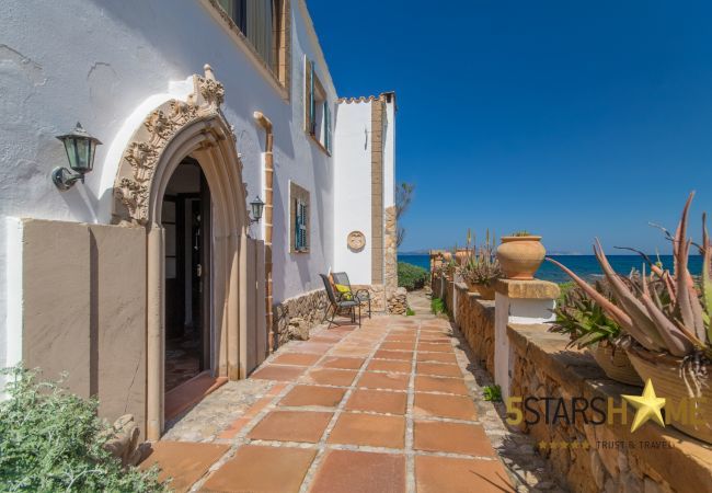 House facing the sea for 6 adults + babies in Colonia de Sant Pere. 3 DBR, 2 bathrooms, AC ( cold/warm), satellite tv, free wifi internet, terraces and garden, unforgettable sea views