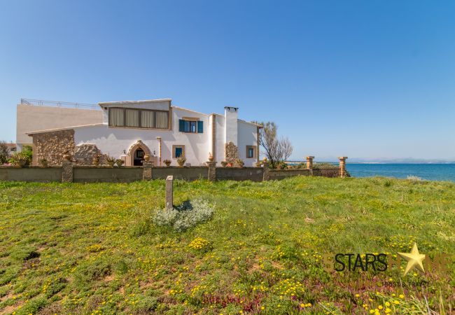 House facing the sea for 6 adults + babies in Colonia de Sant Pere. 3 DBR, 2 bathrooms, AC ( cold/warm), satellite tv, free wifi internet, terraces and garden, unforgettable sea views