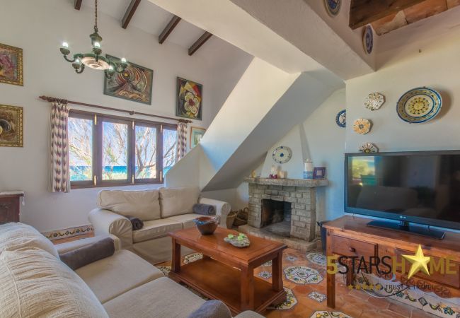 House facing the sea for 6 adults + babies in Colonia de Sant Pere. 3 DBR, 2 bathrooms, AC ( cold/warm), satellite tv, free wifi internet, terraces and garden, unforgettable sea views