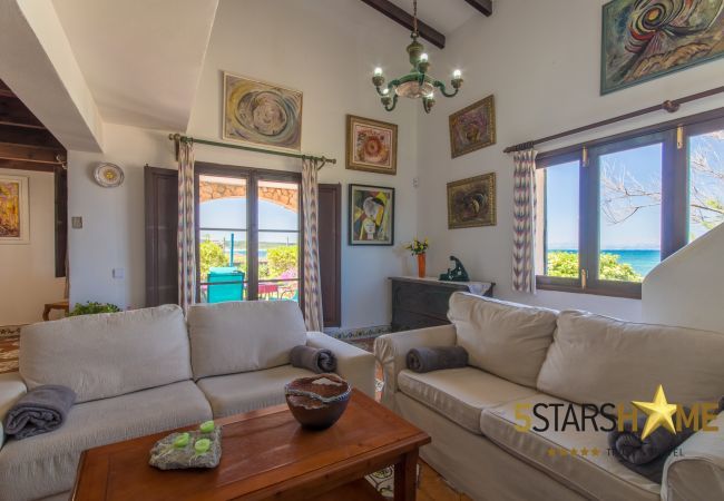 House facing the sea for 6 adults + babies in Colonia de Sant Pere. 3 DBR, 2 bathrooms, AC ( cold/warm), satellite tv, free wifi internet, terraces and garden, unforgettable sea views