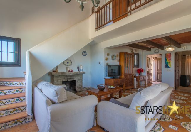 House facing the sea for 6 adults + babies in Colonia de Sant Pere. 3 DBR, 2 bathrooms, AC ( cold/warm), satellite tv, free wifi internet, terraces and garden, unforgettable sea views