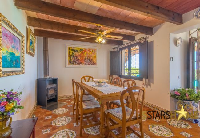 House facing the sea for 6 adults + babies in Colonia de Sant Pere. 3 DBR, 2 bathrooms, AC ( cold/warm), satellite tv, free wifi internet, terraces and garden, unforgettable sea views