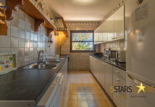 House facing the sea for 6 adults + babies in Colonia de Sant Pere. 3 DBR, 2 bathrooms, AC ( cold/warm), satellite tv, free wifi internet, terraces and garden, unforgettable sea views