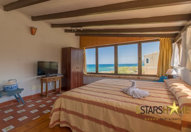 House facing the sea for 6 adults + babies in Colonia de Sant Pere. 3 DBR, 2 bathrooms, AC ( cold/warm), satellite tv, free wifi internet, terraces and garden, unforgettable sea views