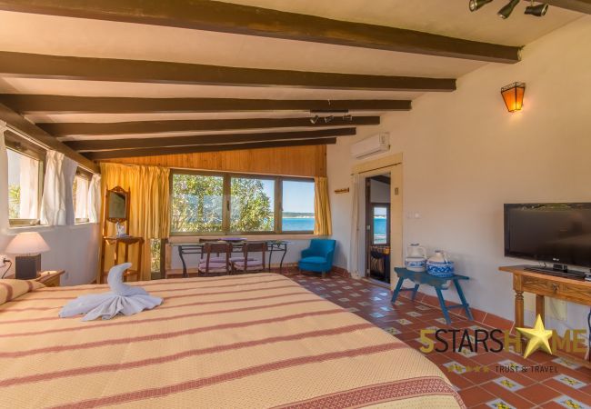 House facing the sea for 6 adults + babies in Colonia de Sant Pere. 3 DBR, 2 bathrooms, AC ( cold/warm), satellite tv, free wifi internet, terraces and garden, unforgettable sea views