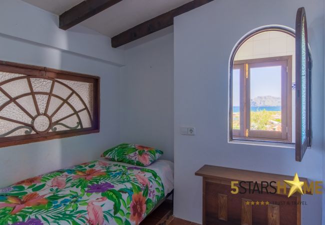 House facing the sea for 6 adults + babies in Colonia de Sant Pere. 3 DBR, 2 bathrooms, AC ( cold/warm), satellite tv, free wifi internet, terraces and garden, unforgettable sea views
