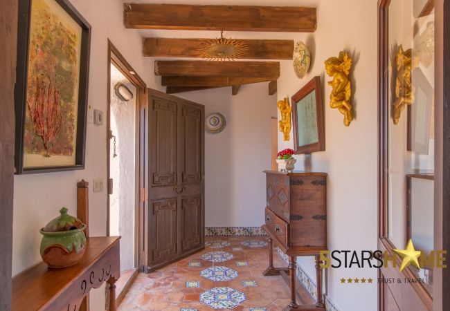 House facing the sea for 6 adults + babies in Colonia de Sant Pere. 3 DBR, 2 bathrooms, AC ( cold/warm), satellite tv, free wifi internet, terraces and garden, unforgettable sea views
