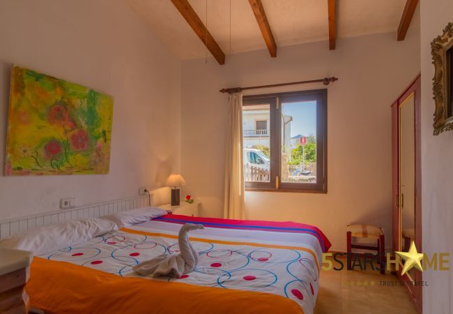 House facing the sea for 6 adults + babies in Colonia de Sant Pere. 3 DBR, 2 bathrooms, AC ( cold/warm), satellite tv, free wifi internet, terraces and garden, unforgettable sea views