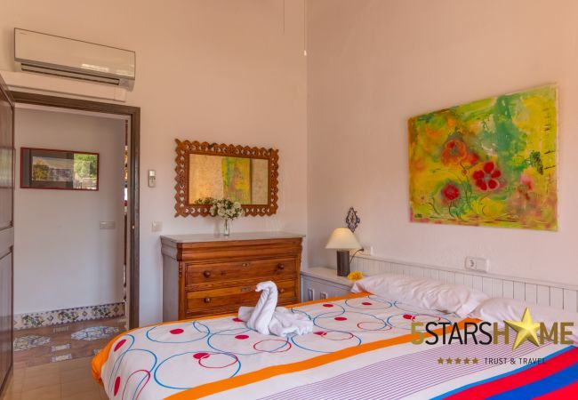 House facing the sea for 6 adults + babies in Colonia de Sant Pere. 3 DBR, 2 bathrooms, AC ( cold/warm), satellite tv, free wifi internet, terraces and garden, unforgettable sea views