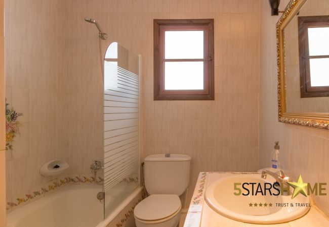 House facing the sea for 6 adults + babies in Colonia de Sant Pere. 3 DBR, 2 bathrooms, AC ( cold/warm), satellite tv, free wifi internet, terraces and garden, unforgettable sea views
