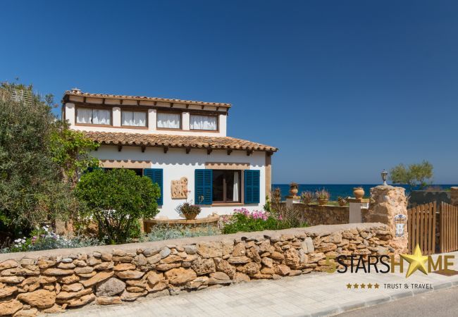 House facing the sea for 6 adults + babies in Colonia de Sant Pere. 3 DBR, 2 bathrooms, AC ( cold/warm), satellite tv, free wifi internet, terraces and garden, unforgettable sea views
