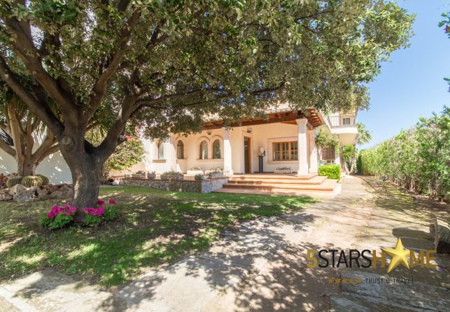 Villa with pool for 8 adults + children in Inca, Mallorca 4 double bedrooms, 3 bathrooms, free Wifi, air conditioning, large pool and large garden area.
