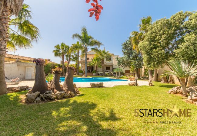 Villa with pool for 8 adults + children in Inca, Mallorca 4 double bedrooms, 3 bathrooms, free Wifi, air conditioning, large pool and large garden area.
