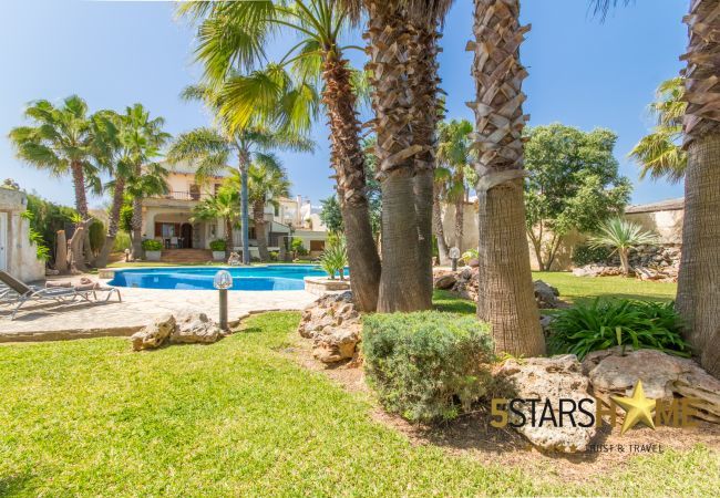 Villa with pool for 8 adults + children in Inca, Mallorca 4 double bedrooms, 3 bathrooms, free Wifi, air conditioning, large pool and large garden area.