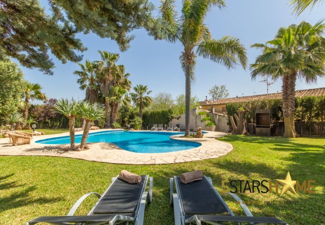 Villa with pool for 8 adults + children in Inca, Mallorca 4 double bedrooms, 3 bathrooms, free Wifi, air conditioning, large pool and large garden area.