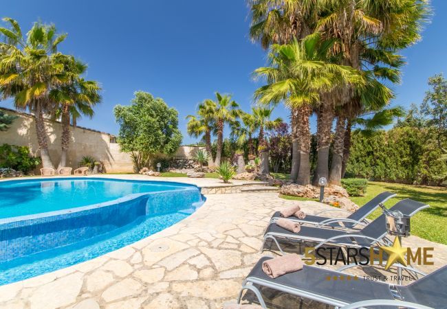 Villa with pool for 8 adults + children in Inca, Mallorca 4 double bedrooms, 3 bathrooms, free Wifi, air conditioning, large pool and large garden area.