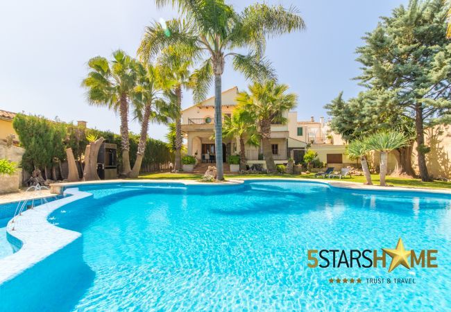 Villa with pool for 8 adults + children in Inca, Mallorca 4 double bedrooms, 3 bathrooms, free Wifi, air conditioning, large pool and large garden area.